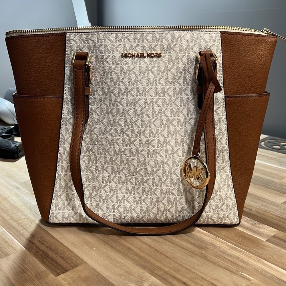 [Michael Kors] Charlotte Large Logo And Leather Top-Zip Tote Bag - Picture 2 of 7